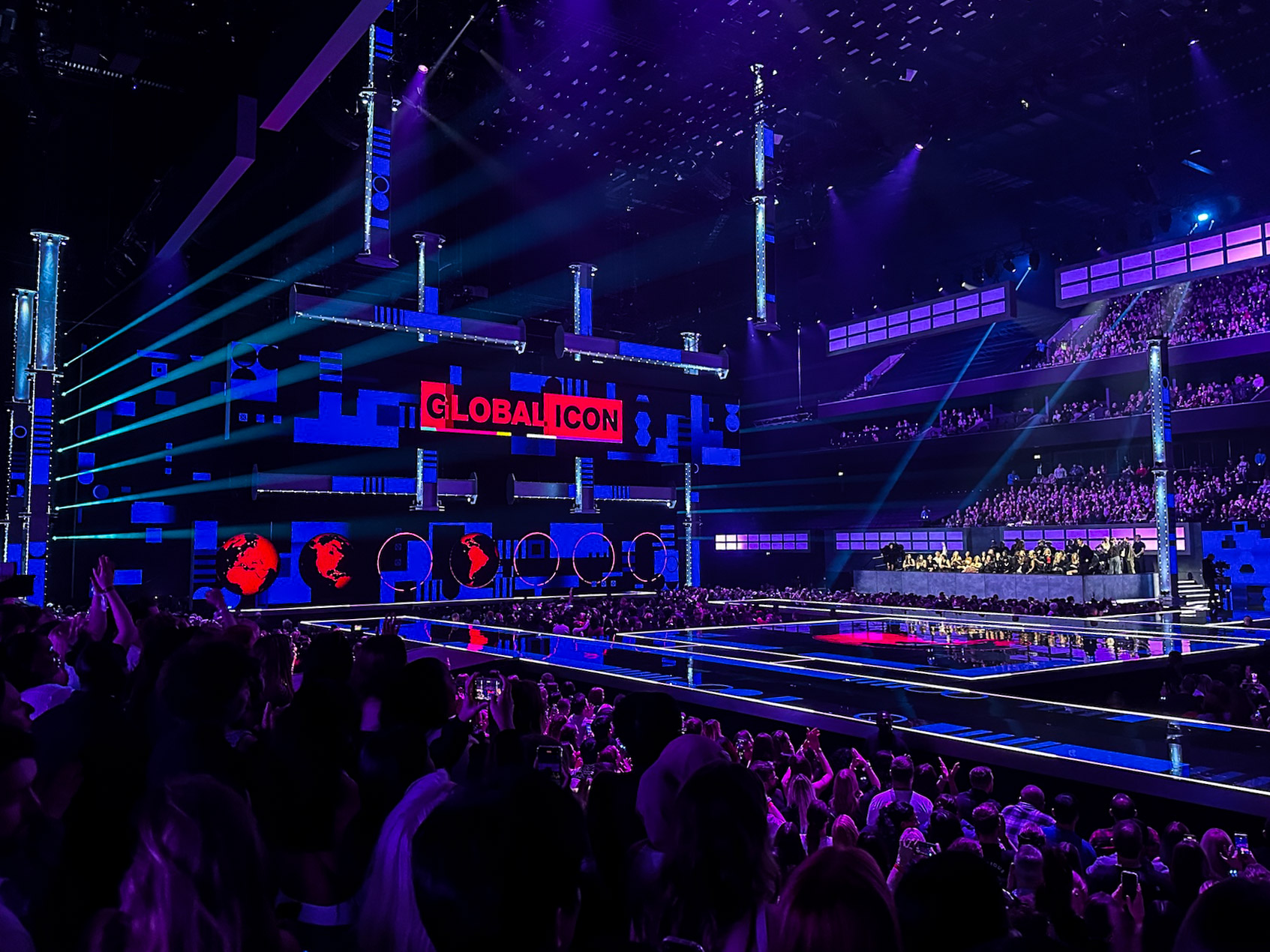 MTV-EMA-Manchester-LED-stage-11